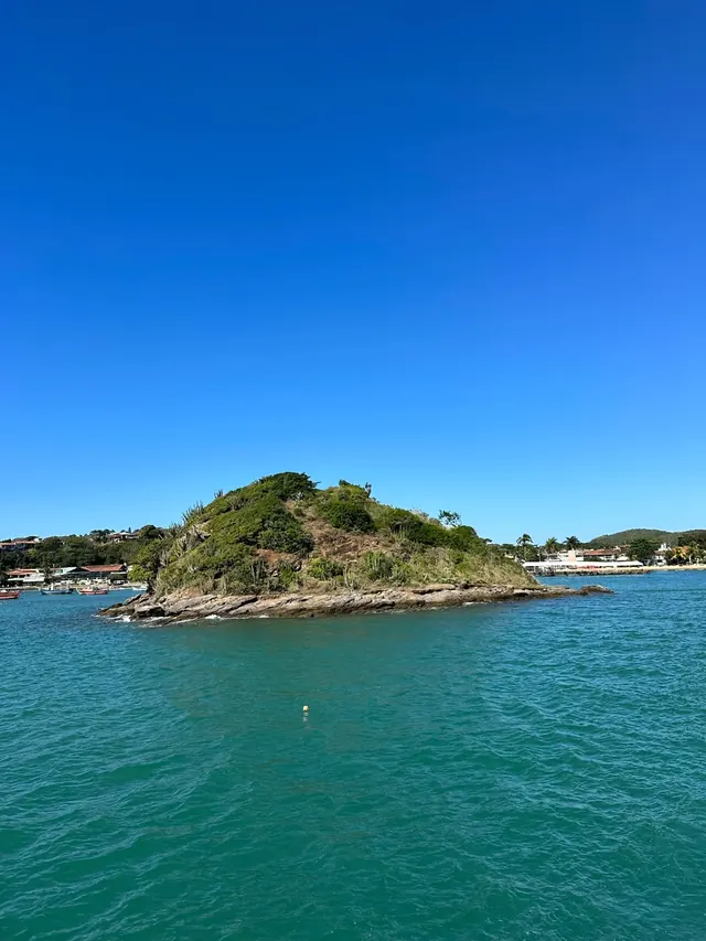 Ilha verde em água turquesa