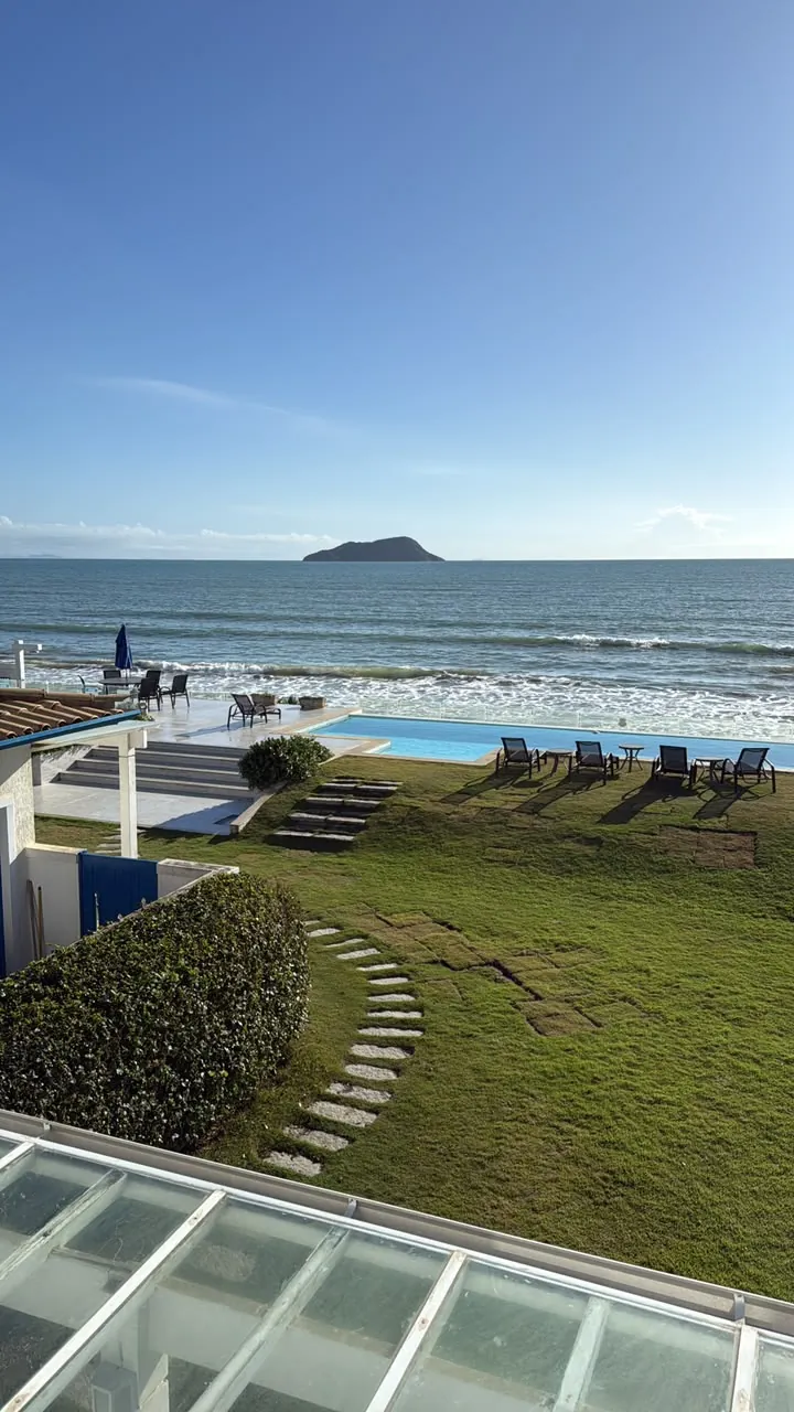 Jardim descendo até a piscina e o mar