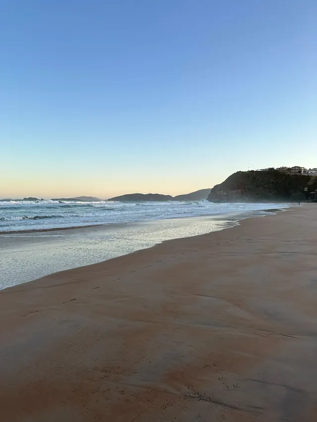 Praia de areia clara pela manhã