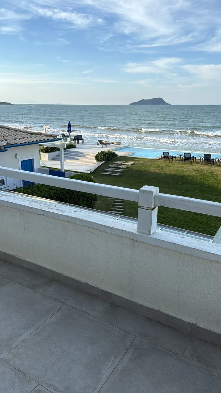 Vista da varanda para o jardim, a piscina e o mar